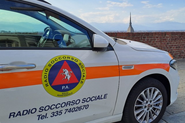 Auto di Radio Soccorso Sociale con la Mole Antonelliana sullo sfondo