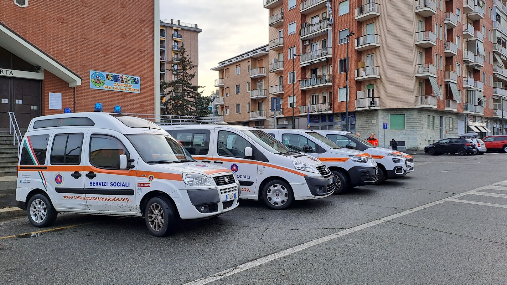 I mezzi di Radio Soccorso Sociale parcheggiati davanti all'oratorio San Giulio d'Orta